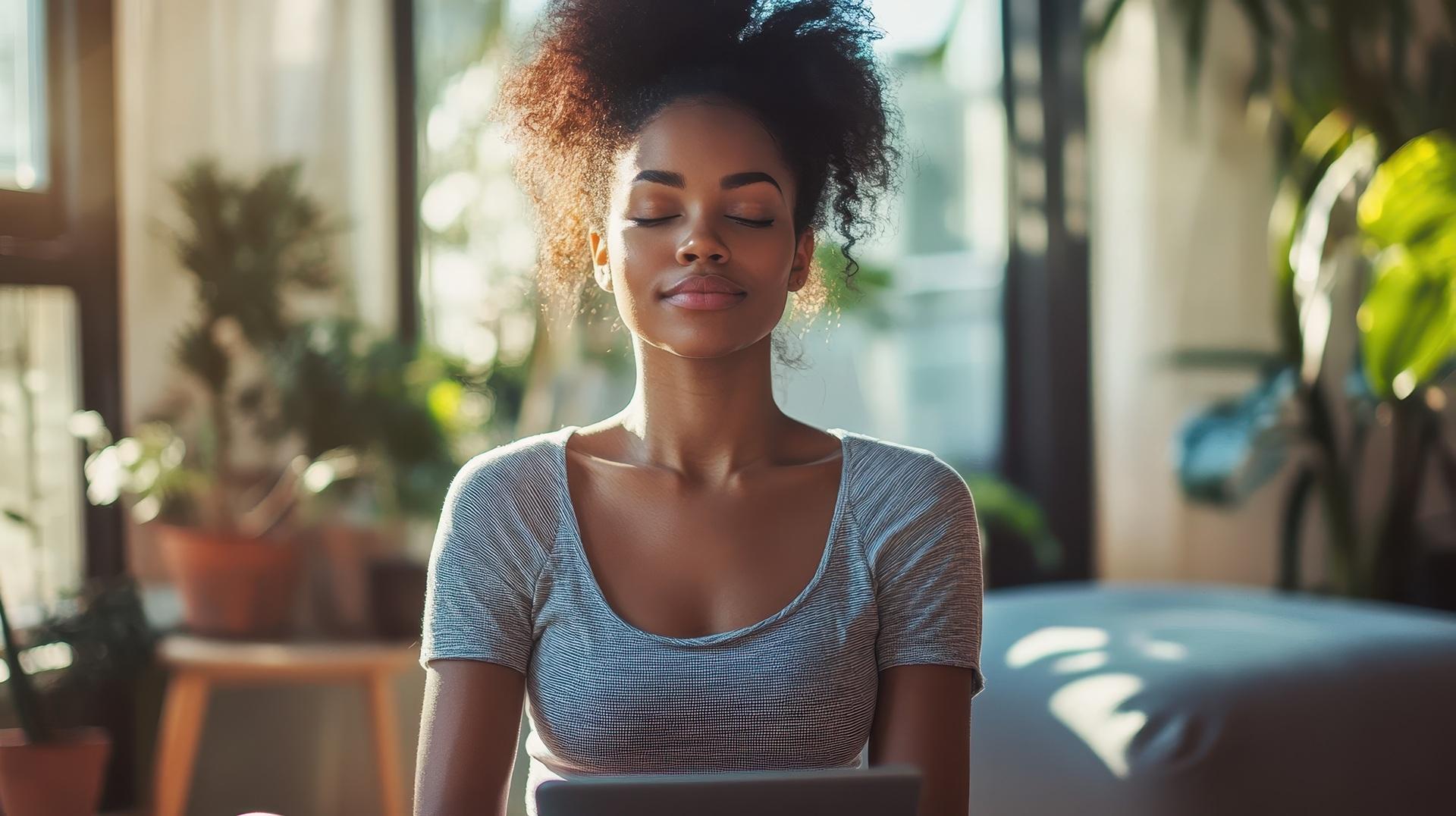 Entspannte Frau meditiert im warmen Sonnenlicht | Wandpaneel